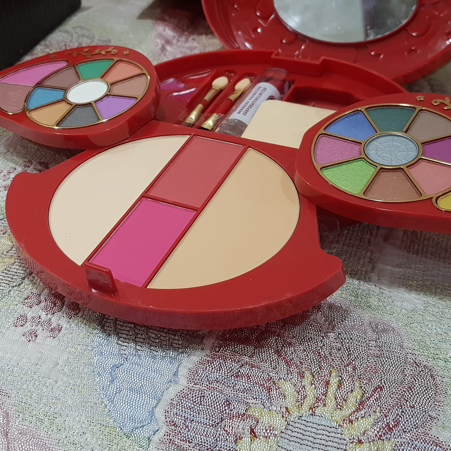 KMES Oval Makeup Kit with Mirror